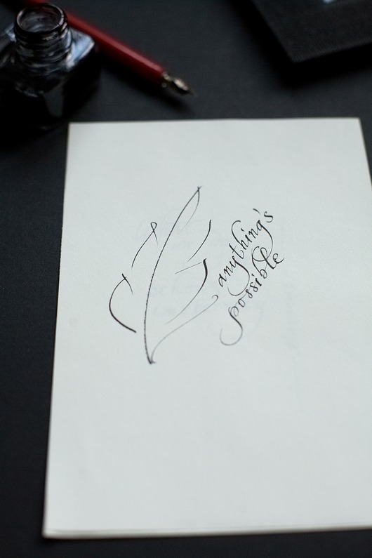 plakaty Plakat kaligrafia napisany atramentem Anything's possible z piórem