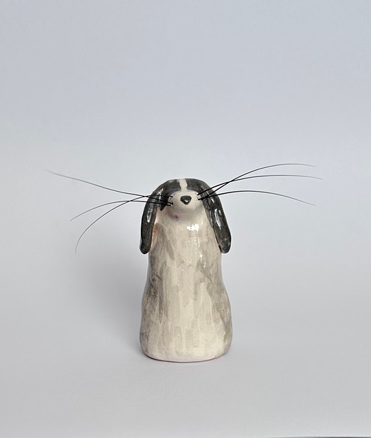 figurki i rzeźby Ceramiczny piesek na psie wąsy wibrysy