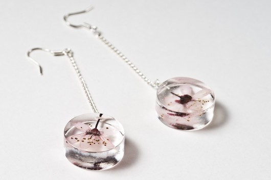 Kolczyki z jasno-różowymi kwiatkami w żywicy So Jewelry