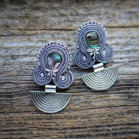 kolczyki soutache Małe szare kolczyki soutache z ważką