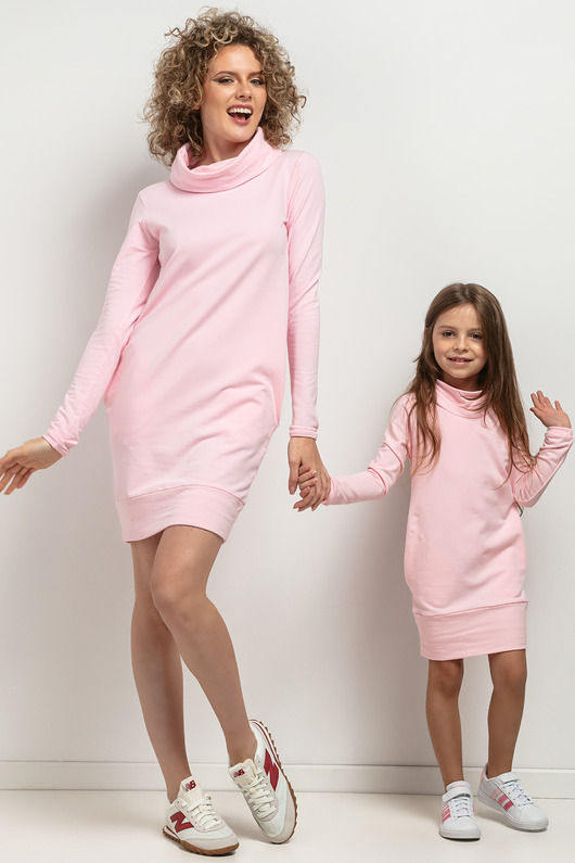 komplety damskie Komplet sukienek z kominem i kieszeniami dla mamy i córki, model 37, różowy