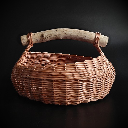 kosze do przechowywania Duży płaski wiklinowy kosz z drewnianym uchwytem