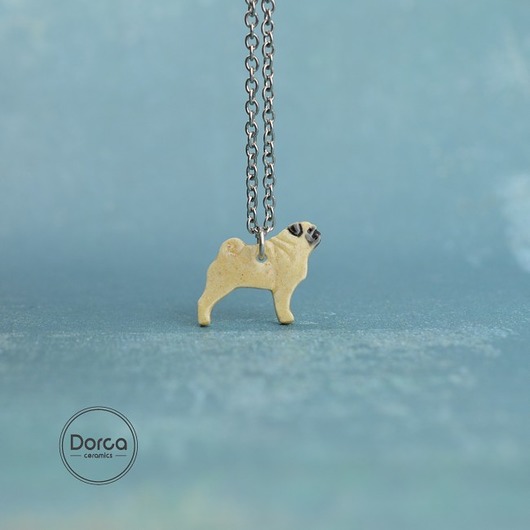 Mops mini zawieszka ceramiczna Dorca