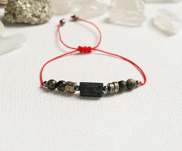 bransoletki z kamieni naturalnych OCHRONNA bransoletka - turmalin, piryt, obsydian. Czerwony sznurek.
