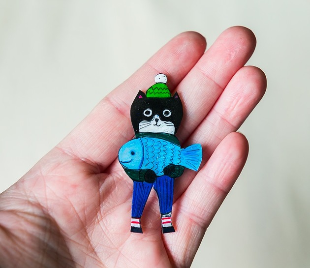 broszki Broszka Kot Felek z karpiem