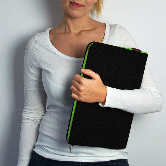 etui na laptopa CZARNY POKROWIEC na laptopa filc zielny zamek