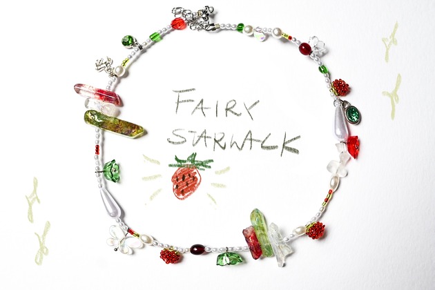 chokery Naszyjnik kolia z truskawkami z koralików szklanych, kwarcu i zawieszek