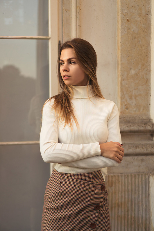 swetry damskie Sweter z golfem kremowy