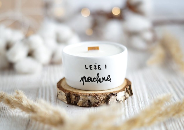 świeczniki i świece Zapachowa świeca sojowa, porcelanowa, leżę i pachnę, melon-ogórek