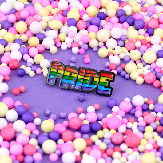 przypinki Pins tęczowy napis "PRIDE"