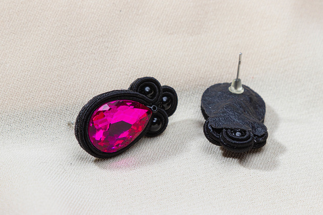 kolczyki soutache Czarne kolczyki z różową cyrkonią