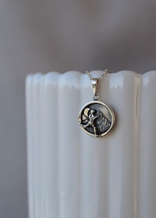 srebrne naszyjniki Srebrny naszyjnik z biegaczem