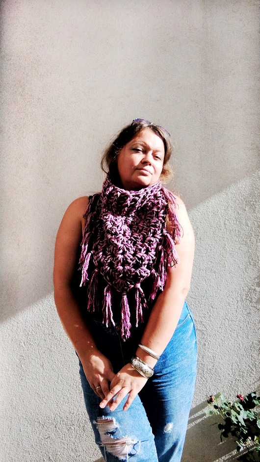 szale damskie Różowy komin z frędzlami