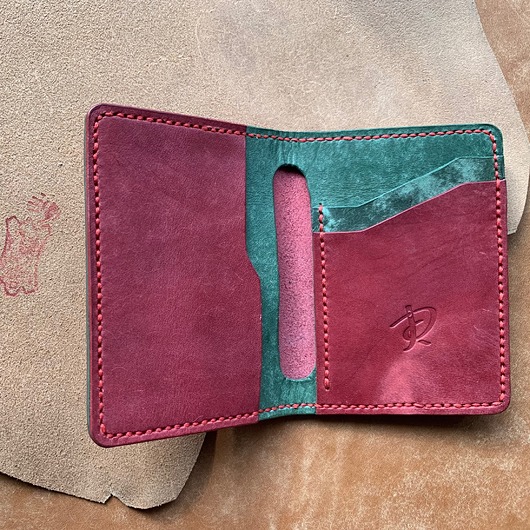 portfele męskie Czerwony portfel ze skóry na karty ręcznie uszyty.