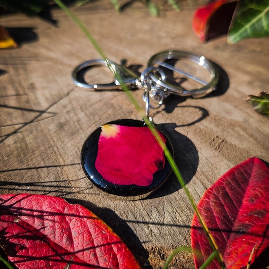 breloki Breloczek z płatkami róży