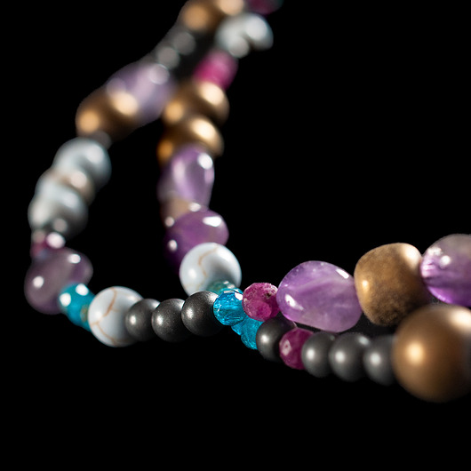 korale Naszyjnik z ametystem, rubinem i apatytem.[ŁN15]