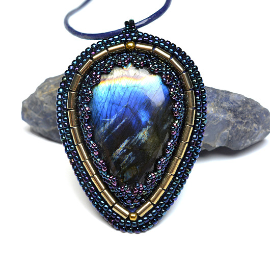 wisiory Iluve - Alien Planet, wisior z labradorytem, haft koralikowy