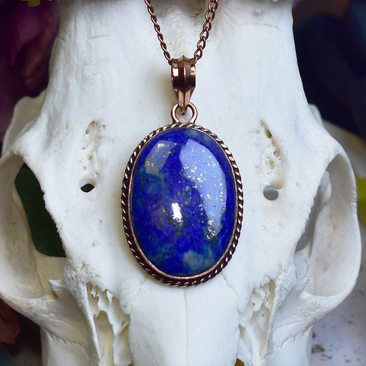 wisiory Miedziany wisiorek z Lapisem lazuli w prostej ozdobnej oprawie