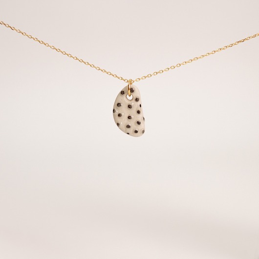 wisiory Wisiorek ceramiczny ikra 01