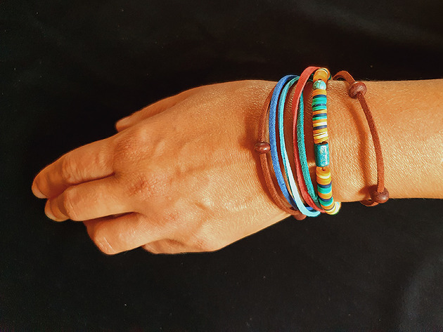 bransoletki skórzane Tęczowa bransoletka  z koralików i rzemieni