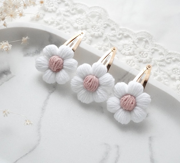 ozdoby do włosów dla dzieci Spinka do włosów dla dziewczynki LUNA puszysty kwiatek biały S45