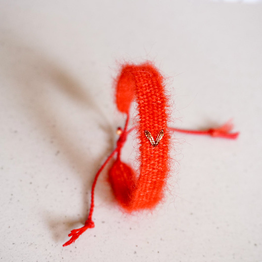 bransoletki - inne Czerwona bransoletka handmade z haftowanym serduszkiem