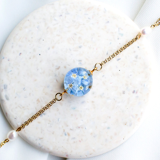 bransoletki z żywicy Bransoletka z niezapominajkami i perłami