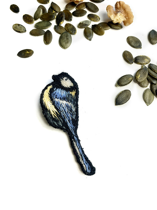 broszki UNIKAT - Sikorka - ręcznie haftowana broszka