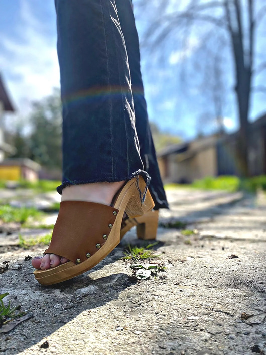 sandały i klapki damskie Drewniaki na obcasie ze skóry naturalnej i drewna