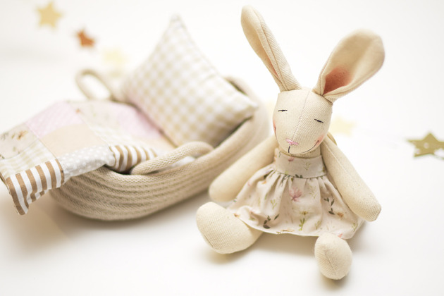 misie i maskotki Króliczek w łóżeczku koszu