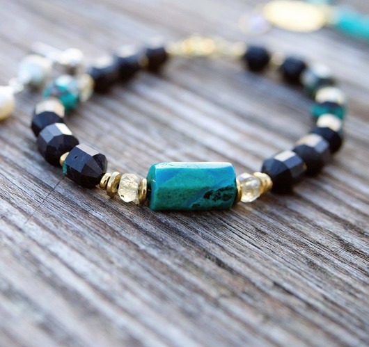 bransoletki z kamieni naturalnych Zapinana pozłacana bransoletka z turkusami i chryzokolą