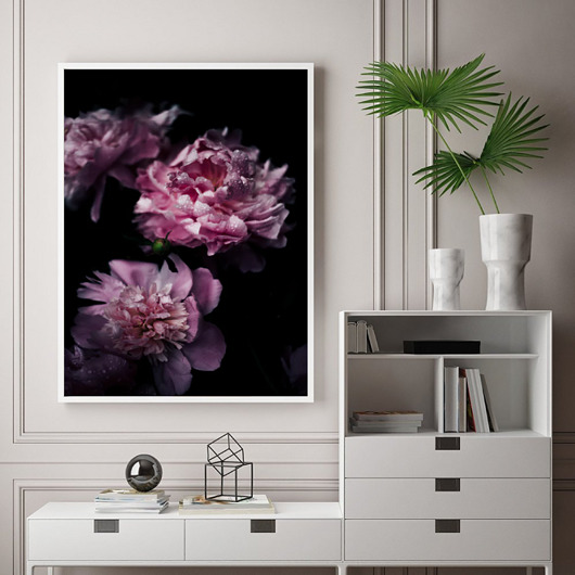 PLAKAT z kwiatami różowe kwiaty ciemne tło black dot studio