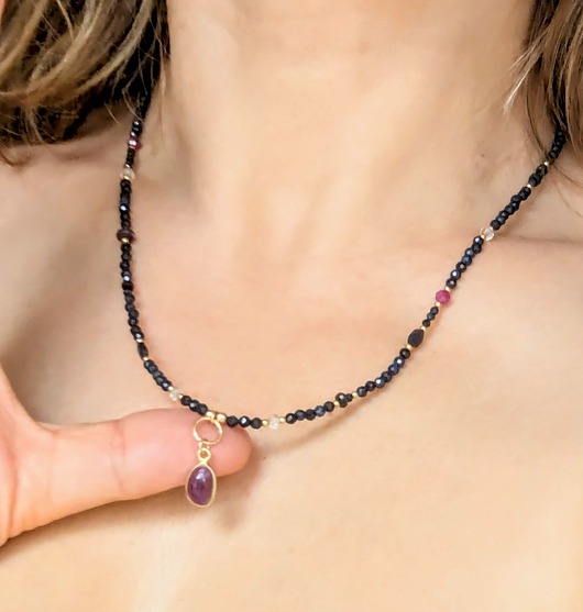 złote naszyjniki Naszyjnik szafirowy z rubinem