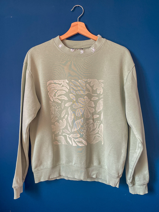 bluza bez kaptura damska Miętowa bluza w białe abstrakcyjne kwiaty ręcznie stemplowana M