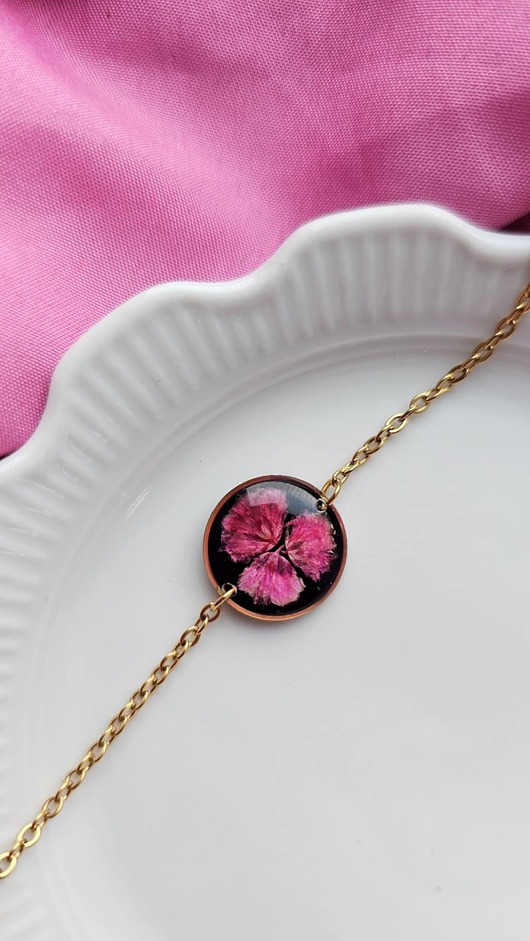 bransoletki z żywicy Bransoletka z różową gipsówką