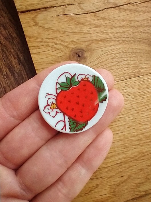 broszka z truskawką biżuteria z talerzy