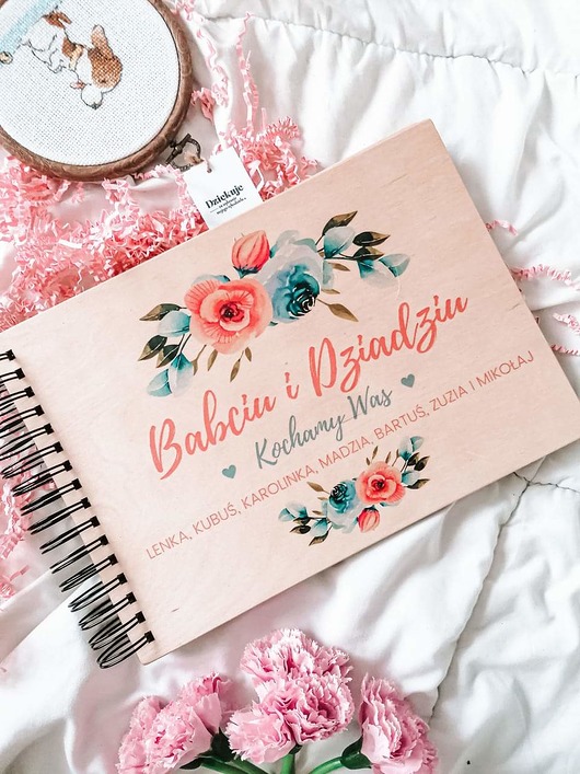 niemowlak - inne Prezent na Dzień Babci i Dziadka, personalizowany album z kwiatami  od wnuków