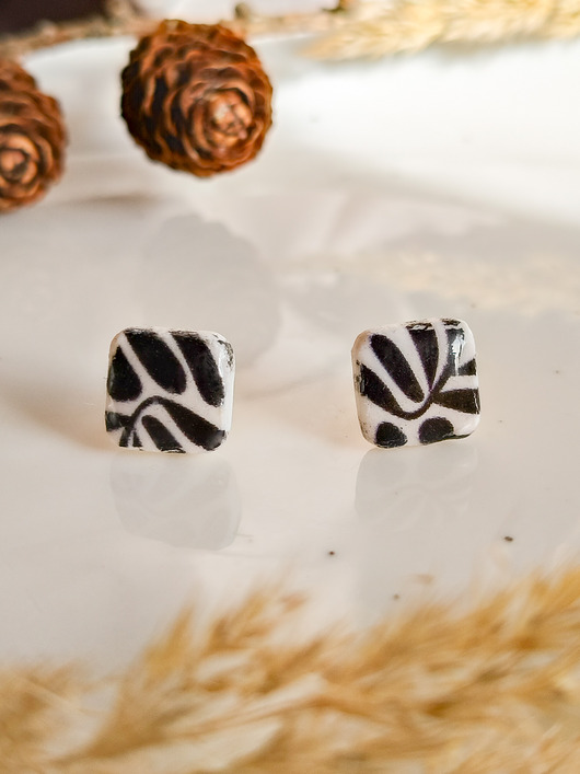 kolczyki z masy plastycznej Kolczyki kostki małe dwukolorowe kolczyki prezent dla miłośnika designu