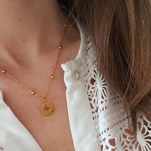 delikatny łańcuszek z różą wiatrów LEI handmade 
