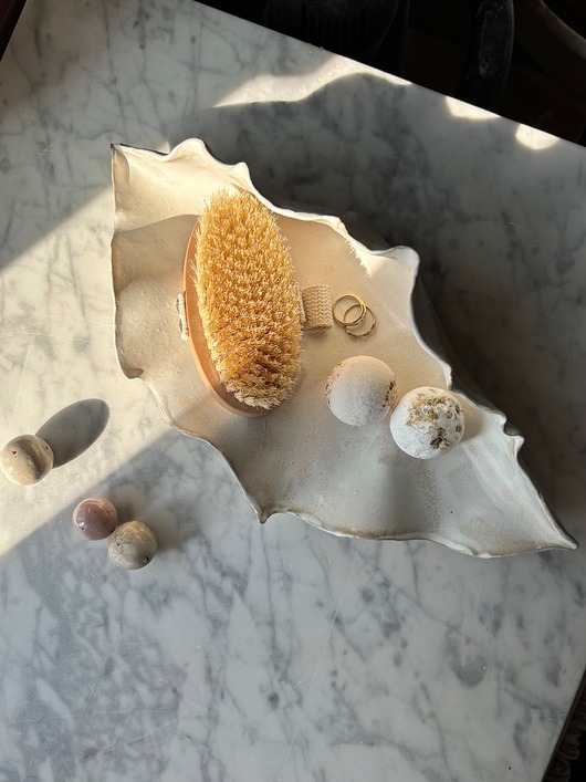 pojemniki na biżuterię Rzeźbiarska Muszla Ceramiczna XL Tacka na Biżuterię i Klucze Milky White