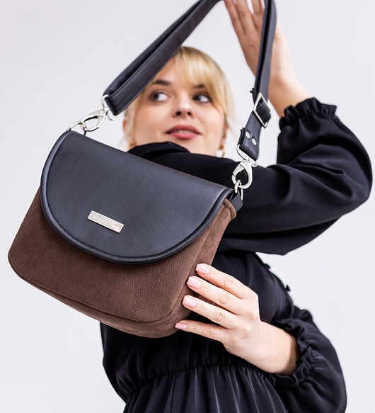 torby na ramię Torebka listonoszka podkówka czekoladowy brąz z czarną klapką