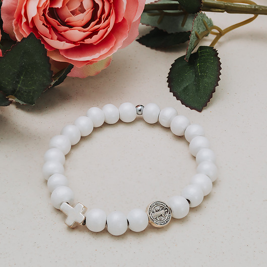 bransoletki drewniane Perłowo biała bransoletka z krzyżykiem różaniec na rękę RĘKODZIEŁO