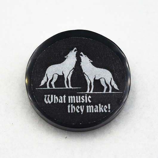 przypinki Przypinka gotycka z żywicy z wilkami pin_print Goth 003