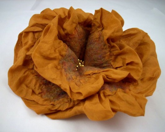 Jedwabnofilcowa Broszka - Orangebrown filcant