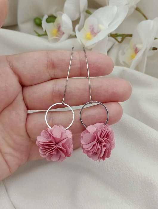 kolczyki chwosty Kolczyki chwosty Kolczyki kwiaty, kolczyki brudny róż, długie kwiatowe 