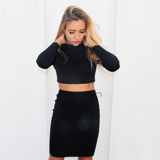 Crop top z długim rękawem i spódnicą nunustore