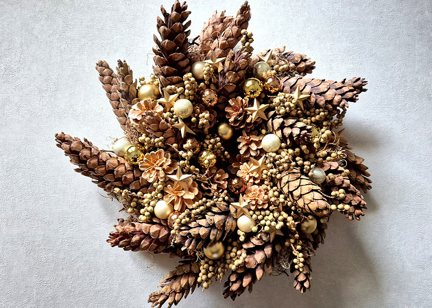 wianki bożonarodzeniowe Wianek z szyszkami