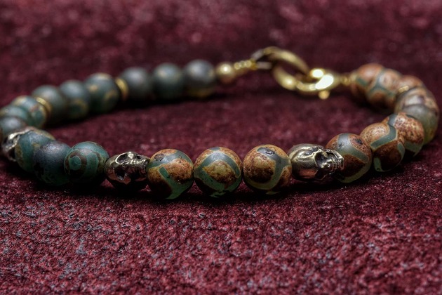 bransoletki - inne Bransoletka z naturalnych kamieni z czaszkami z brązu