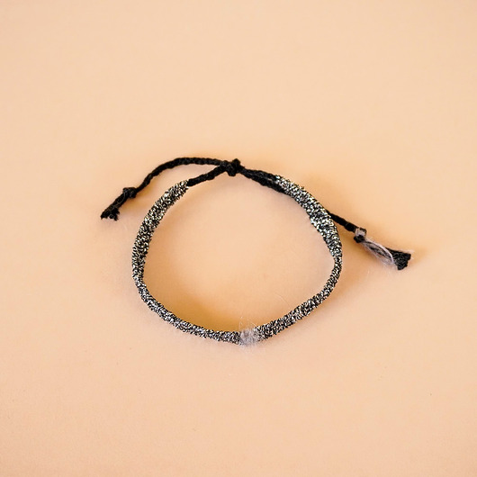 bransoletki na sznurku Minimalistyczna bransoletka na sznurku z błyszczącą nicią- Silver & Black