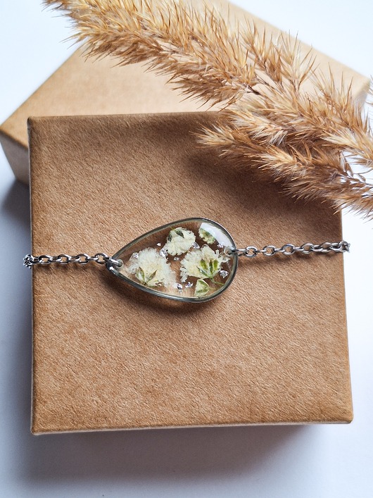 bransoletki z żywicy Bransoletka z żywicy łezka srebrna kwiaty białej gipsówki